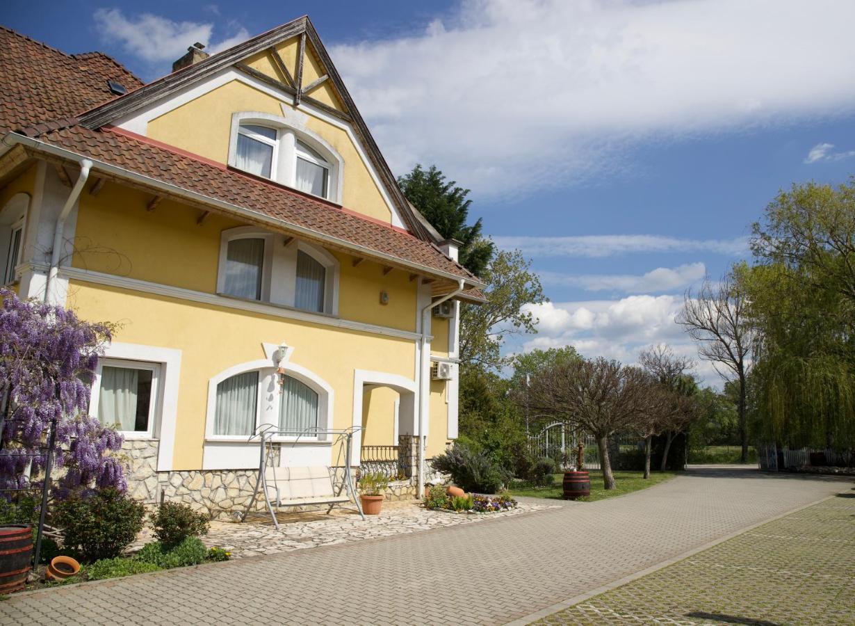 Bed and Breakfast Jade Panzio Balatonföldvár Exterior foto